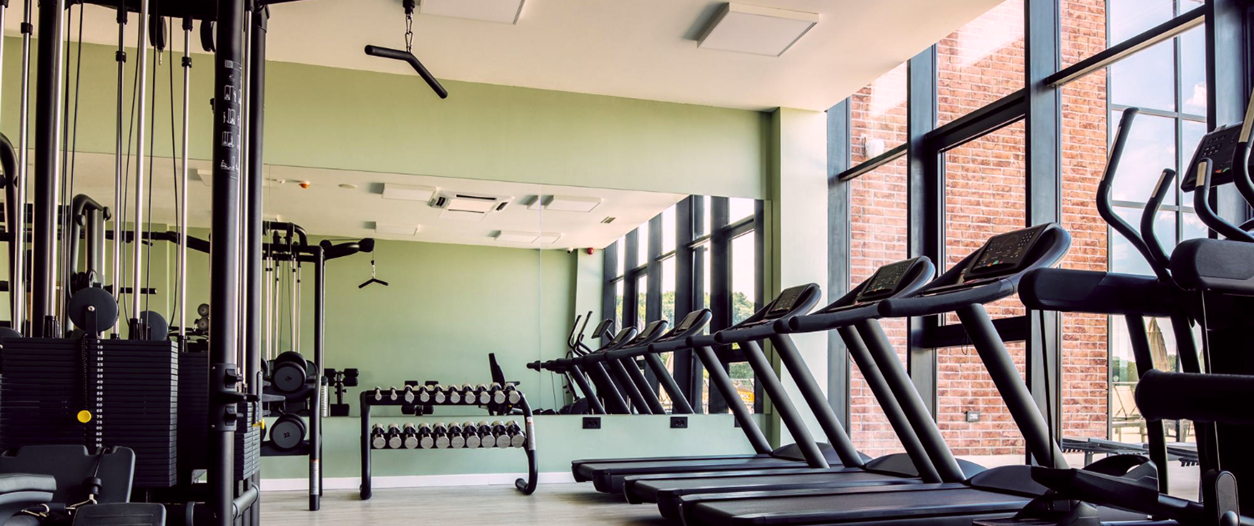 Тренажерный зал с оборудованием.